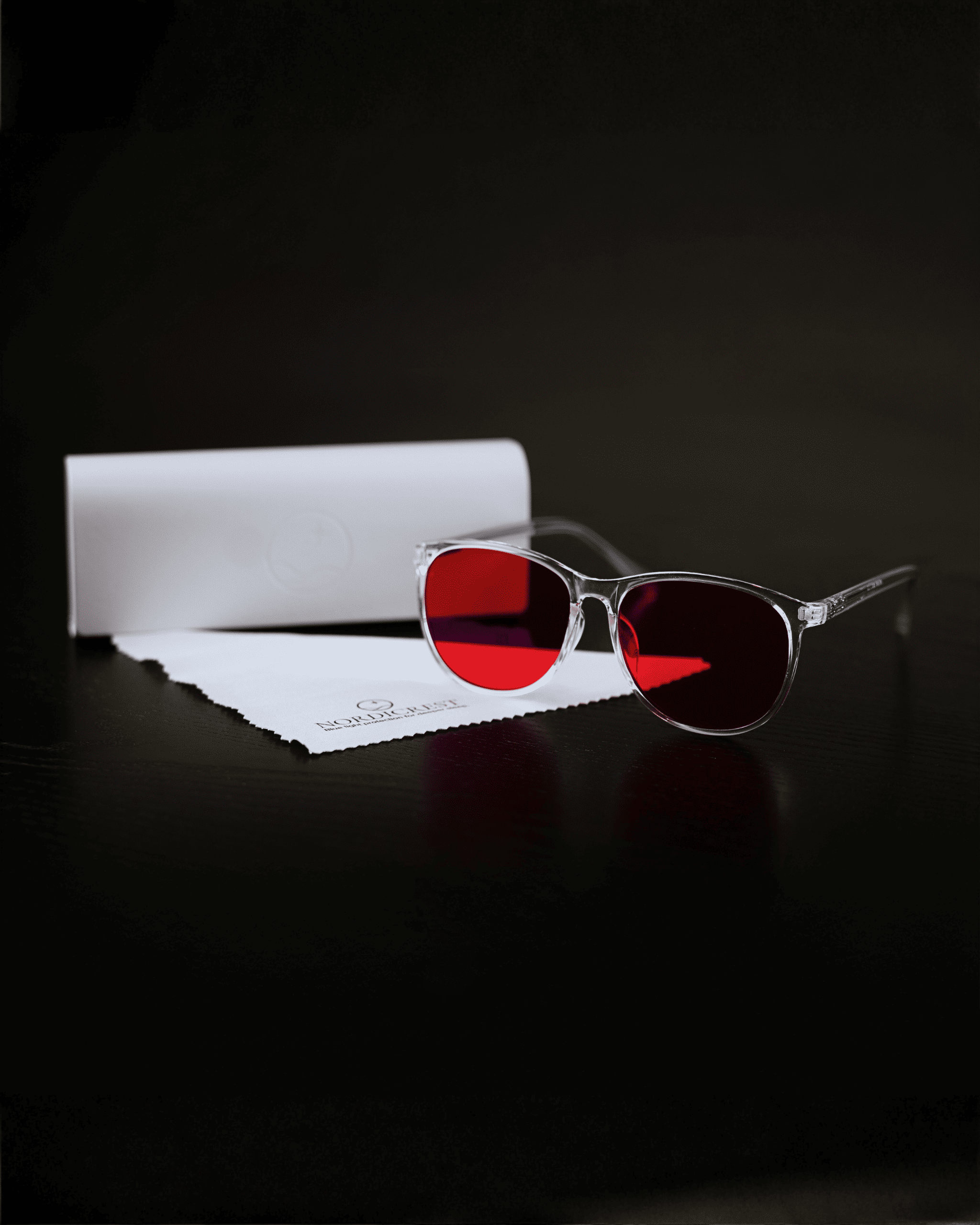 Nordic Clear+ sinivalolasit ja pakkaus mustalla taustalla