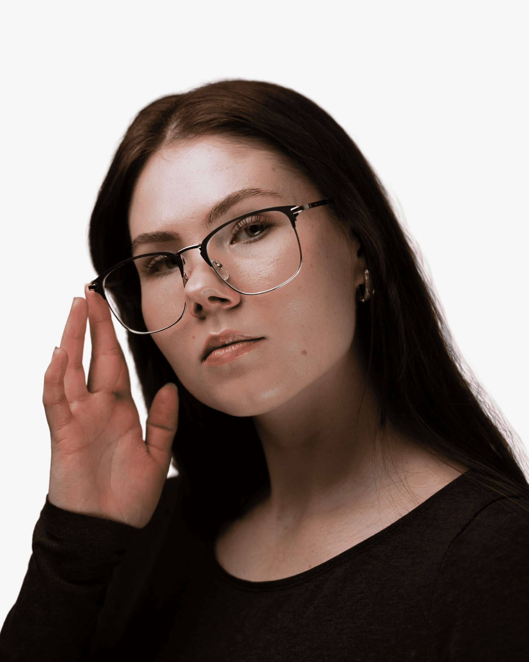 Polar Black sinivalolasit naisen kasvoilla, käsi koskettaa kehyksi